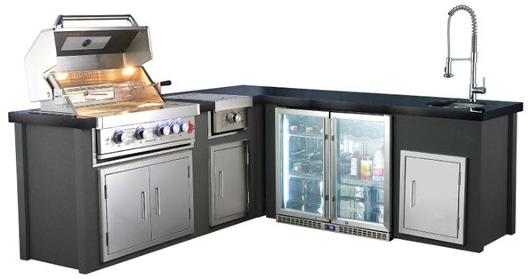 מטבח חוץ פינתי יוקרתי דגם מילאנו בעיצוב דמוי אבן שחורה עם גריל גז, כיור, מקרר דו-דלתי וארונות נירוסטה