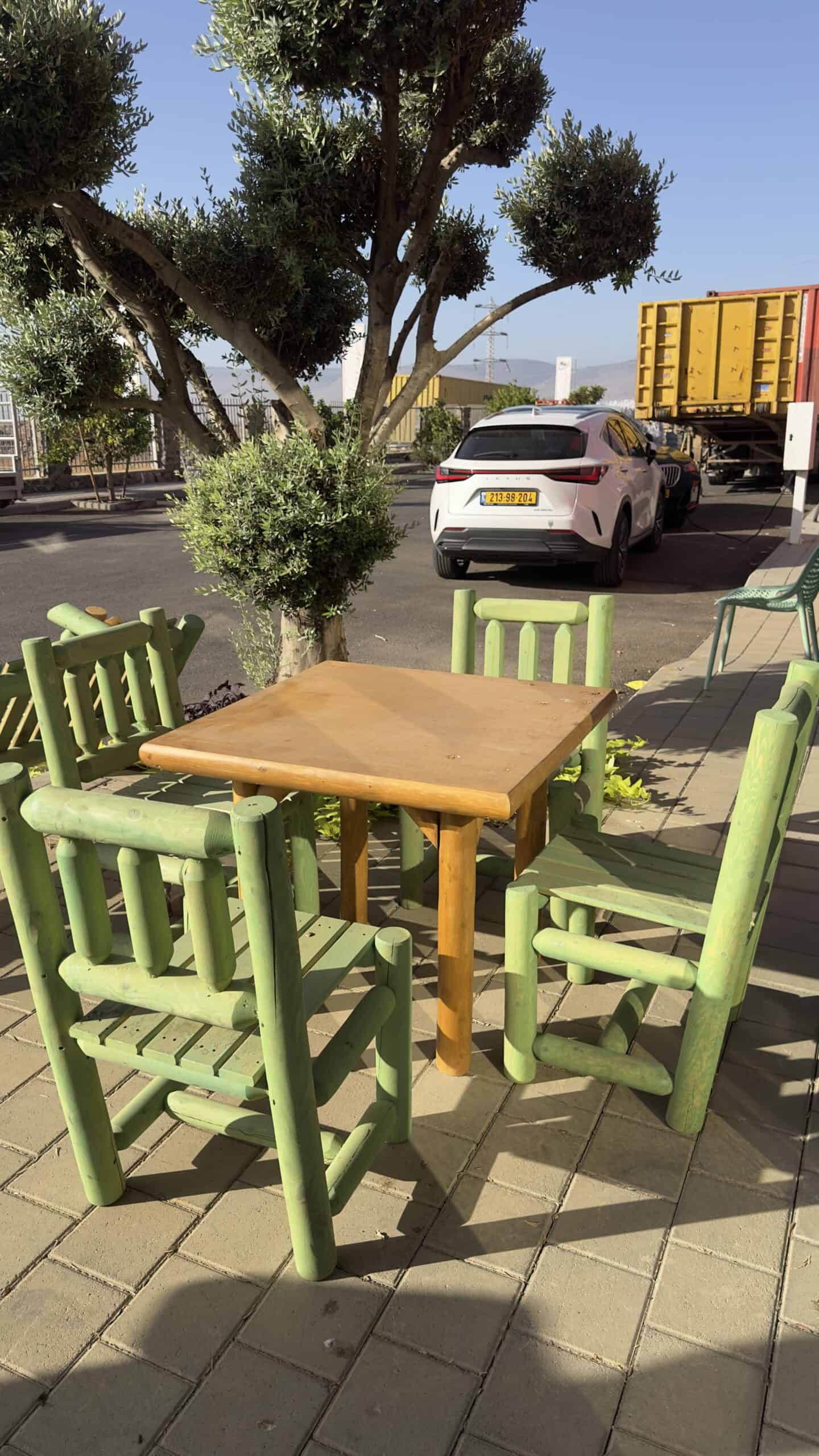 פינת אוכל עם 4 כיסאות מעץ דגם "ארז"