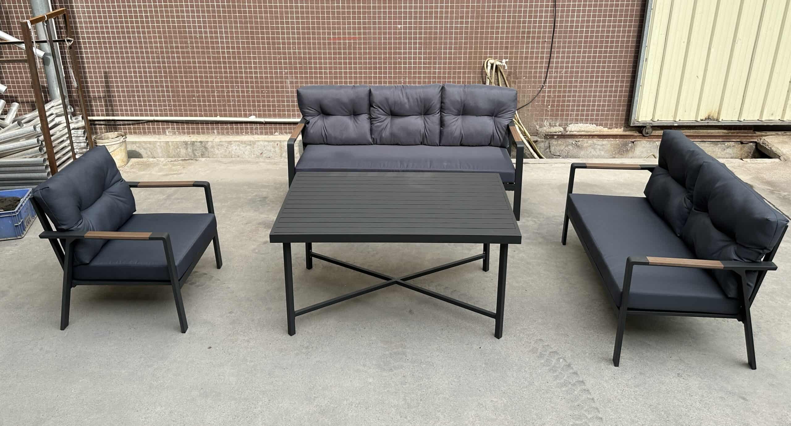 סט ישיבה יוקרתי לגינה דגם קינגסטון אלומיניום אפור כהה עם כריות אפורות וידיות POLYWOOD דמוי עץ