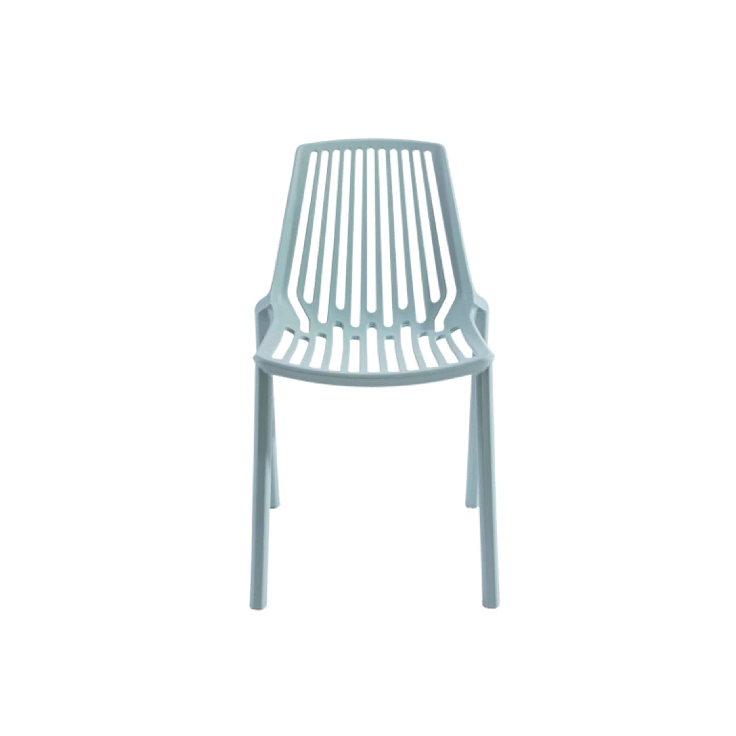 כיסא פלסטיק כחול פסטל בעיצוב מודרני עם קווים ישרים ונקיים