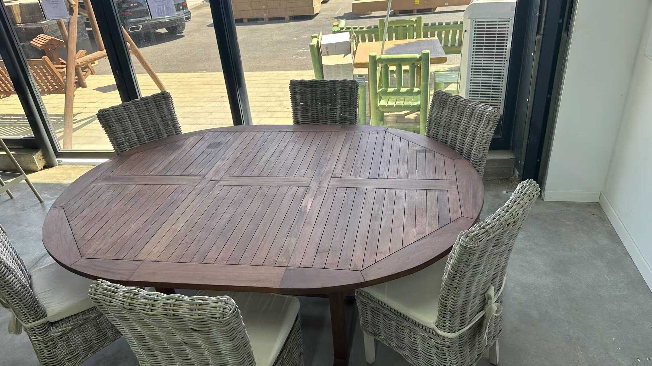 שולחן עץ מהגוני עגול קוטר 1.6(מהגוני)