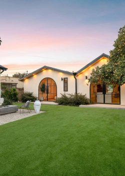 Modern,Backyard,With,Lush,Lawn,,Seating,Area,,And,Outdoor,Bar